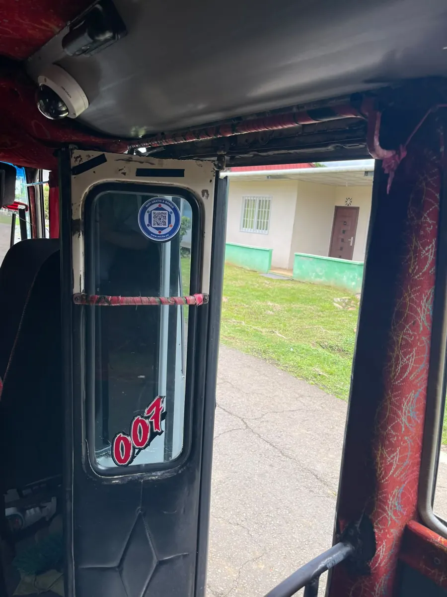 Adhesivo WiFi gratis a bordo con código QR en la puerta
